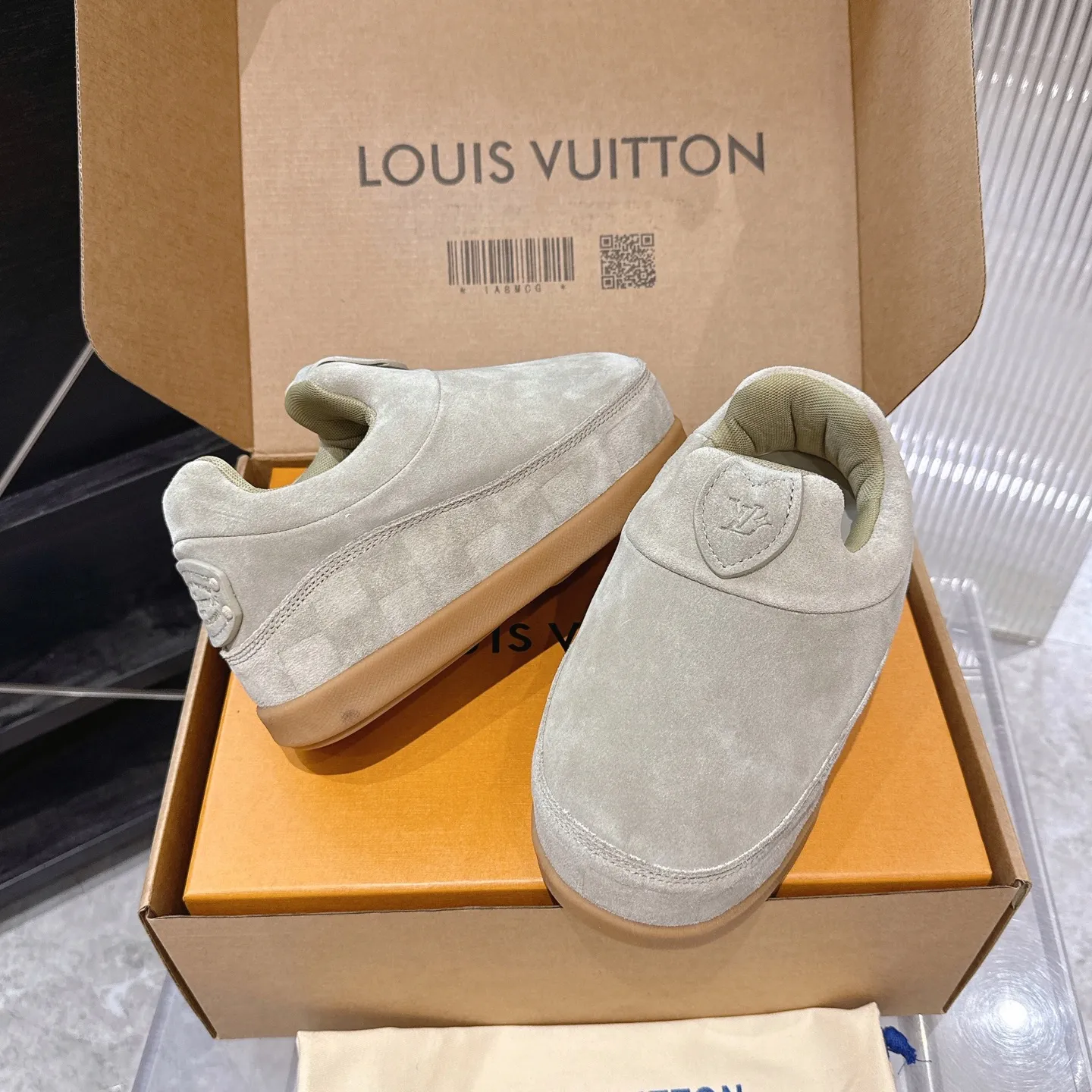 [L Family] P: 740💰 Couple model, size: women 35-41 (customized at 41 for women), 39-46 for men (customized at 45.46) The 2025 iteration of this Time Out sneaker, couple model, LV co-branded nigo, donkey brand, Louis Vuitton, ugly, cute😍Many Internet celebrities have shown off their feet, a classic and versatile item. Fabric: Imported high mercerized cow suede. Lining: high-grade elastic mesh, outsole: original molded outsole, palm print rubber outsole with hidden L letter and Monongram flower.